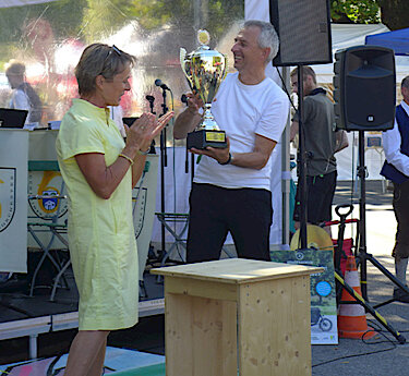 Die stellvertretende Landrätin Martina Drechsler überreichte Erstem Bürgermeister Norbert Seidl den STADTRADELN-Wanderpokal vor der Bühne  Die stellvertretende Landrätin Martina Drechsler überreichte Erstem Bürgermeister Norbert Seidl den STADTRADELN-Wanderpokal vor der Bühne
